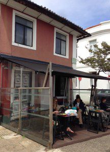 Located on the waterfront, the Casa de Pasto de Palmeira stands out for its atmosphere and fresh seafood.