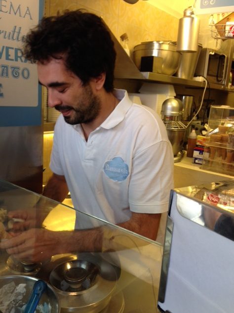 Our "small world" story. Sérgio Martins and his cousin Tiago owned a fish store when we lived here in 2012. We shopped at É Fish almost every day, but after we left, it closed. Some months ago a photographer I followed on Instagram, @freelancer767, started posting pictures of Nannarella and invited me to the store during his shift. He happened to be none other than...Sergio! Tiago also works there, making the ice cream.
